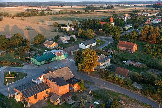 Obrzynowo, panorama wsi. EU, PL, Pomorskie. Lotnicze.